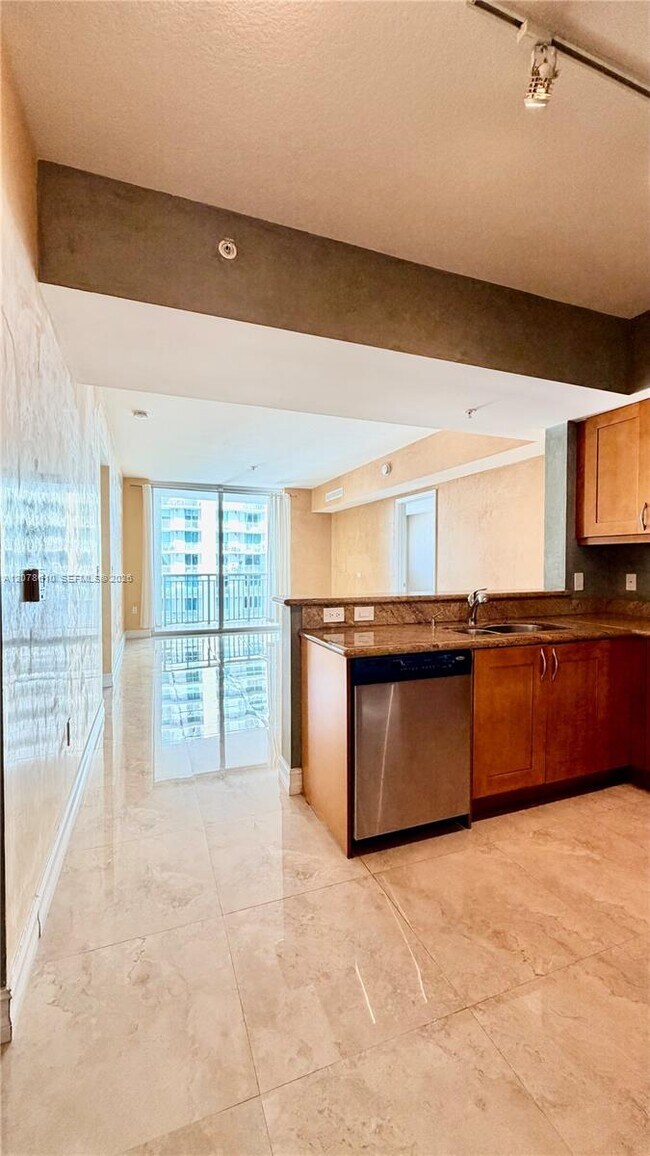 Foto del edificio - 1755 E Hallandale Beach Blvd
