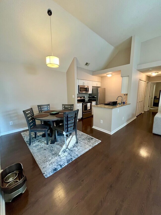 Foto del edificio - End Unit Condo in Les Chateaux