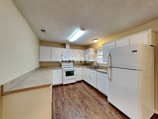 Building Photo - 105 S Winding Oaks Dr