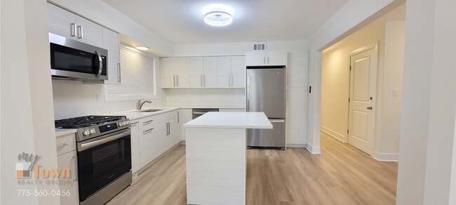 Building Photo - 2740 W Farragut Ave