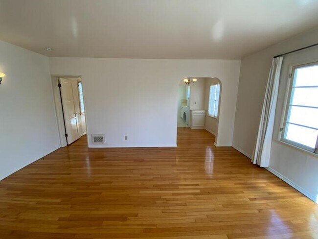 Living Room/Bed(L)/DR & Kit(R) - 1839 1/2 Kelton Ave