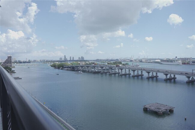 Foto del edificio - 555 NE 15th St