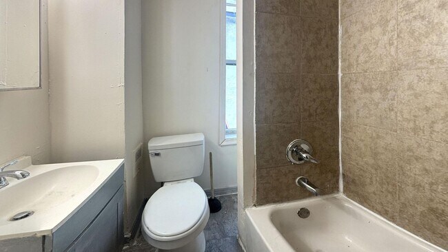 Foto del edificio - Charming 3-Bed Port Richmond Row Home
