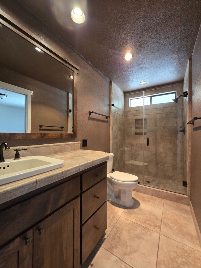 Building Photo - New Rental near Essig Park