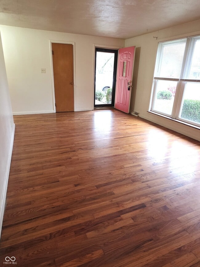 Foto del edificio - 10701 Broadway St