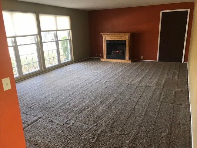 Living Room - 5335 W Bel Air St
