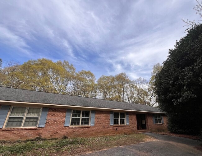 Building Photo - 2040 Pineview Dr