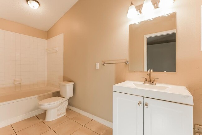 Building Photo - 1002 Pinehaven Ct