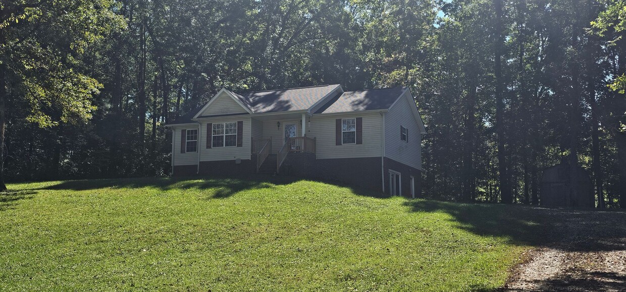 Building Photo - 3 Bedrooms 2 Bath Ranch with unfinished ba...