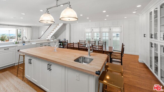 Foto del edificio - 23450 Malibu Colony Rd