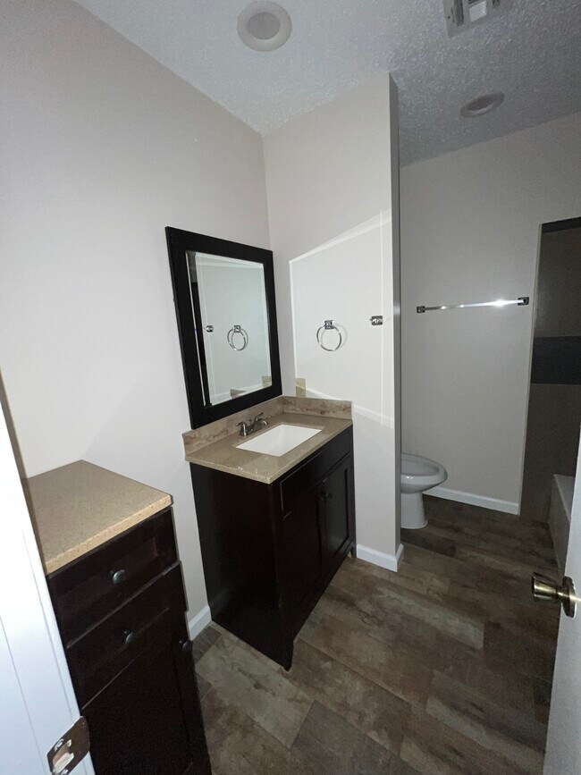 Main bedroom bathroom - 1917 Killington Dr