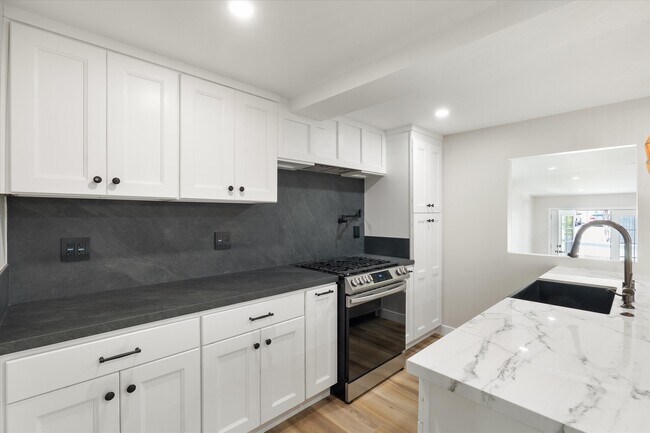 Foto del edificio - 584 W 10th St