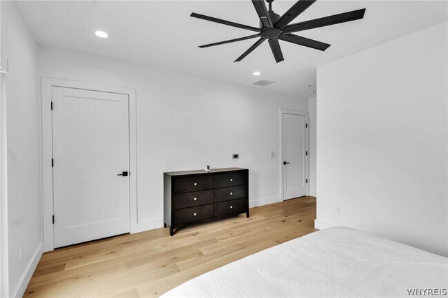 Foto del edificio - 240 Lakefront Blvd