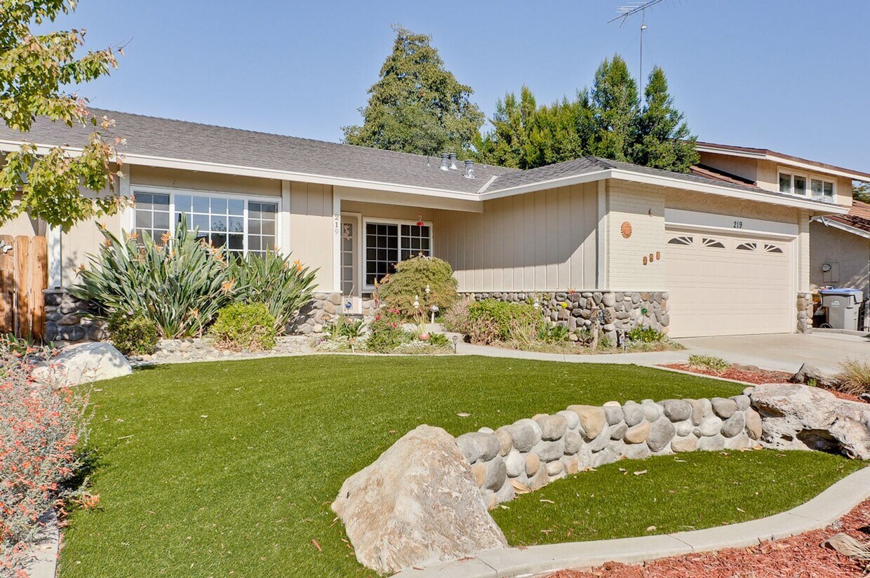 Foto principal - Gorgeous Three Bedroom Two Bathroom in San...