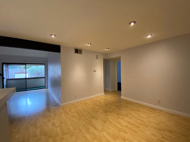 Dining area - 15155 Sherman Way
