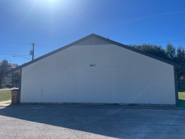 Building Photo - 2607 Ektom Dr