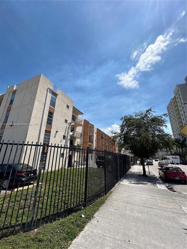 Foto principal - 1051 SW 1st St