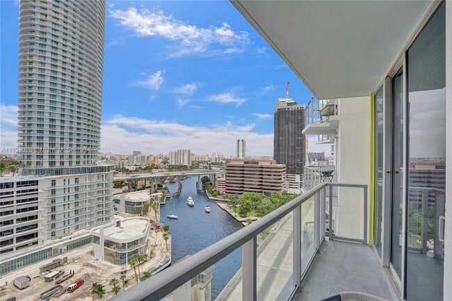 Foto del edificio - 185 SW 7th St
