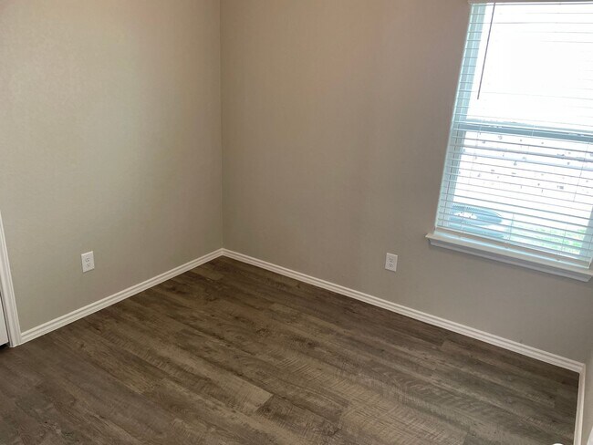 Foto del edificio - *Pre-Leasing* Three Bedroom | Two Bath Hom...