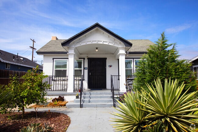 Building Photo - 2025 W Vernon Ave