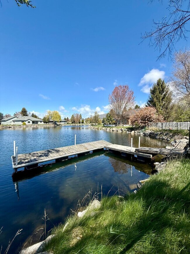 Foto del edificio - Hard to find 3 Bdrm, 2 Bath home in Harbor isles on the canal 2 miles to Sky Lakes Medical Ctr an...