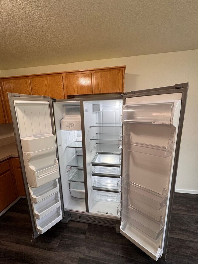 Foto del edificio - Move-In Ready 3BR Duplex: New Upgrades & Large Yard