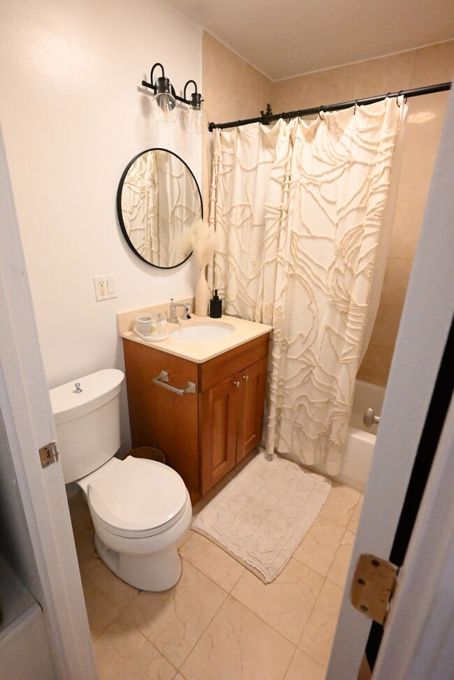 Building Photo - 450 W Briar Pl