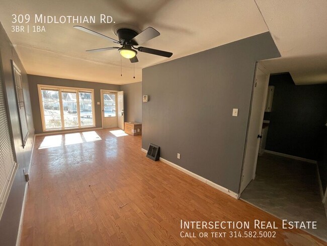 Building Photo - Three Bed/1Bath with Lots of Natural Light