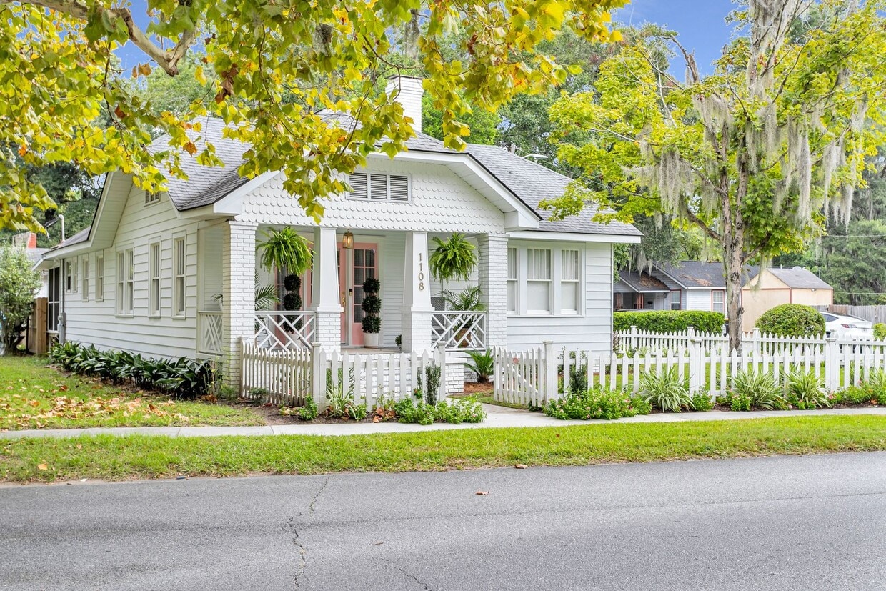 Foto principal - Completely Renovated Charming - 3 bedroom 2 bathroom home - 1108 Bonventure Rd, Savannah GA