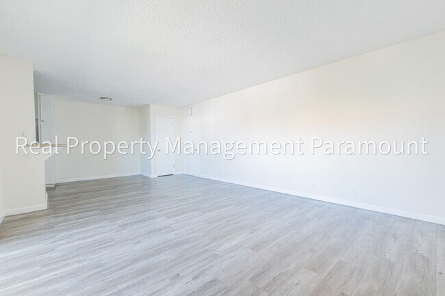 Foto del edificio - Beautiful One Bedroom Apartment in Miracle Mile
