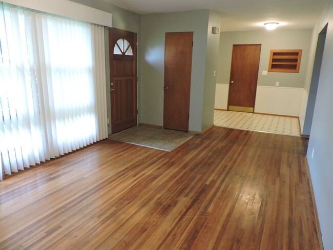 Building Photo - 3 bedroom, 1 1/2 bath house