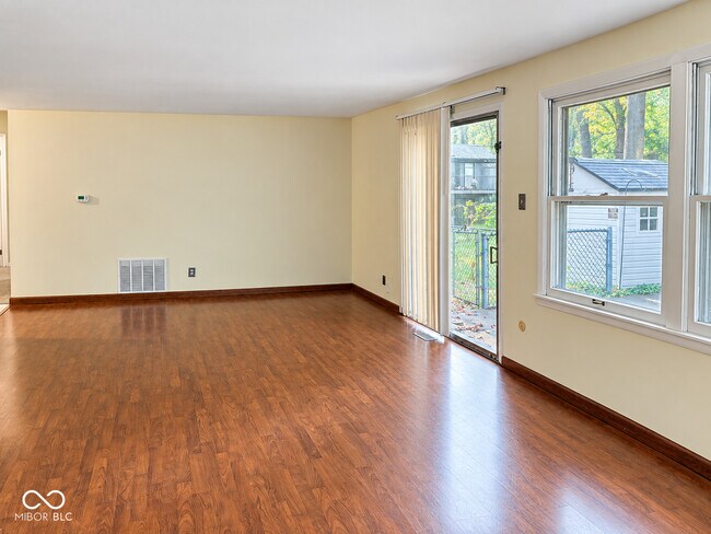 Foto del edificio - 1537 W 74th Pl