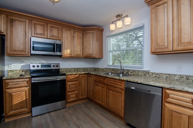 Building Photo - 2416 Vale Ln