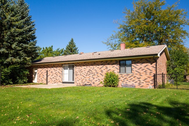 Building Photo - 915 Camelot Dr