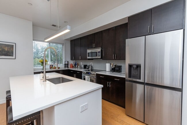 Building Photo - Large Upper Level 2 Bed/2.5 Bath Condo with Parking Near Brookland Metro