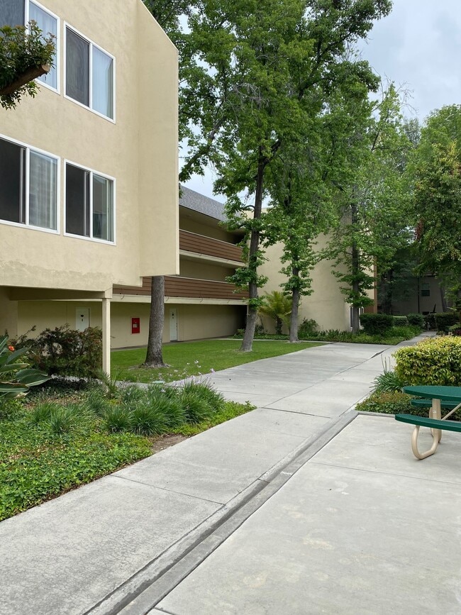 Building Photo - 550 Fano St