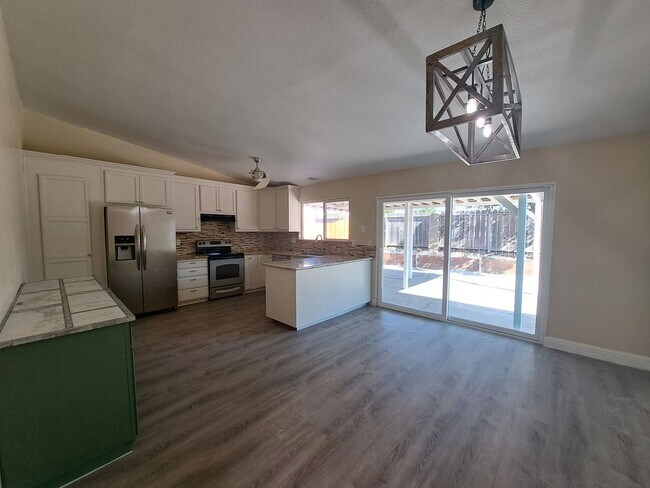 Building Photo - Updated, Spacious Home with Charm!