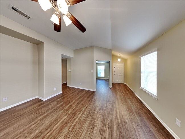 Foto del edificio - 8119 Silent Deep Dr