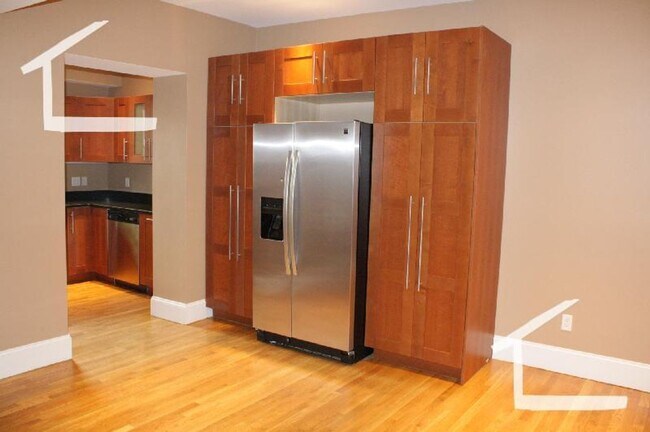 Foto del edificio - Don't miss out........ 4 bed 2 bath in Brookline!