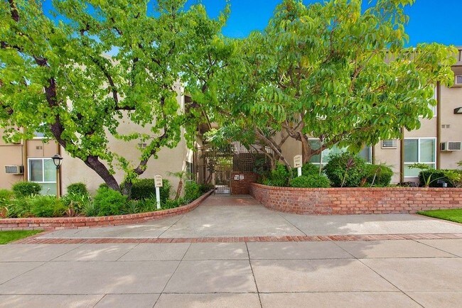 Building Photo - 5830 Reseda Blvd