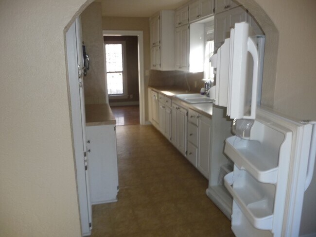 Foto del edificio - Large corner lot, across from park