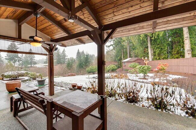 Foto del edificio - BEAUTIFUL TUDOR HOME WITH VIEWS OF MT. ST....