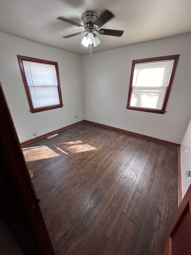 Building Photo - $950 - Accepting SECTION 8/ Housing Vouche...