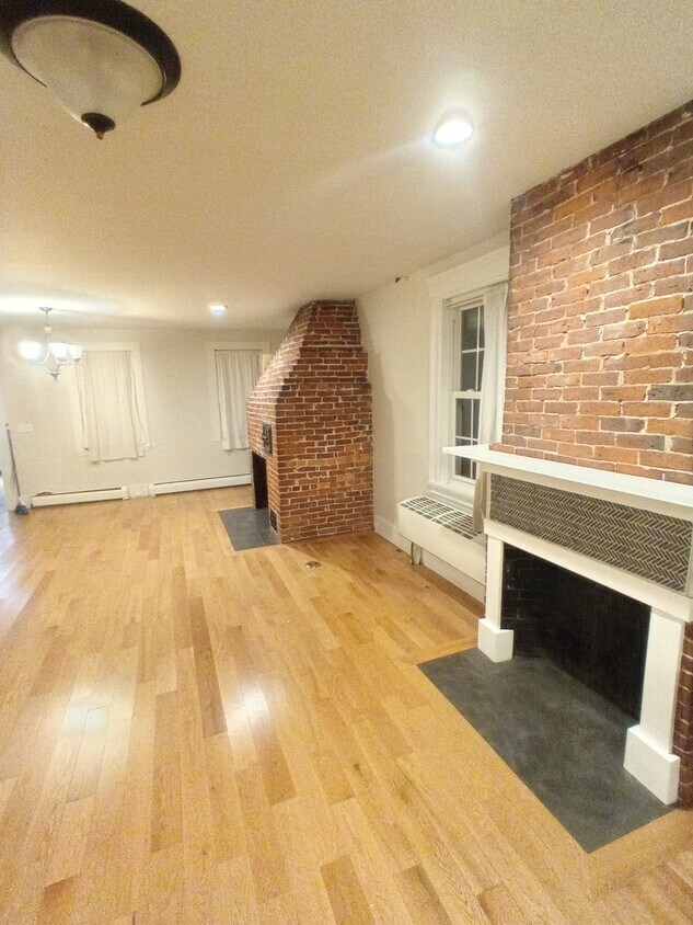 Dining and living room (open concept) - 31 High St