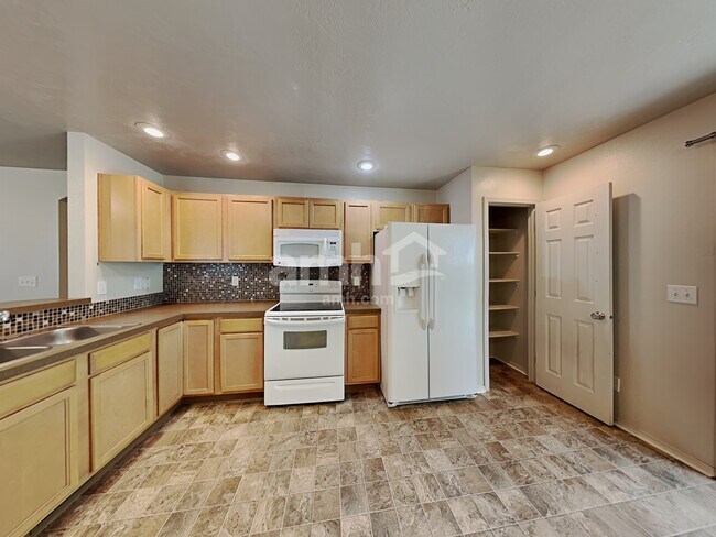 Foto del edificio - 4418 N Alester Ave