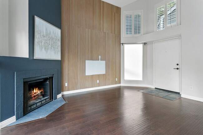 Foto del edificio - TWO BEDROOM HOA CONDO WITH TWO GARAGES