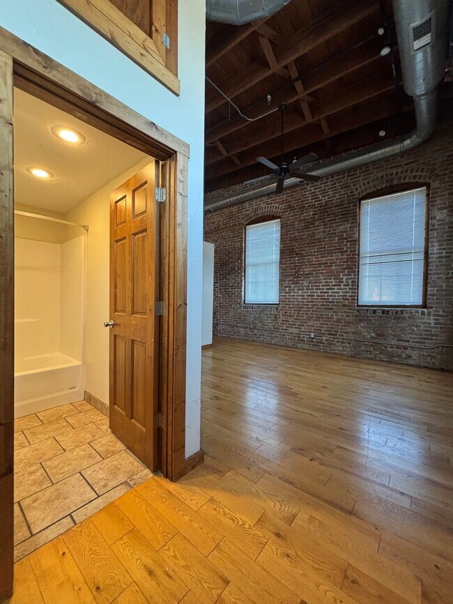 Foto del edificio - Beautiful 1 bedroom 1 bath loft available ...