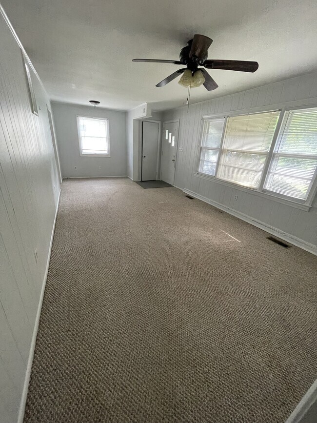 Building Photo - 112 Shamrock Dr