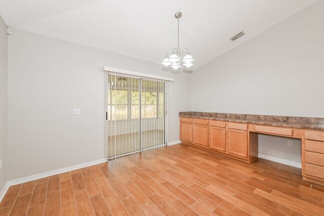 Foto del edificio - 8448 Oak Crossing Dr W