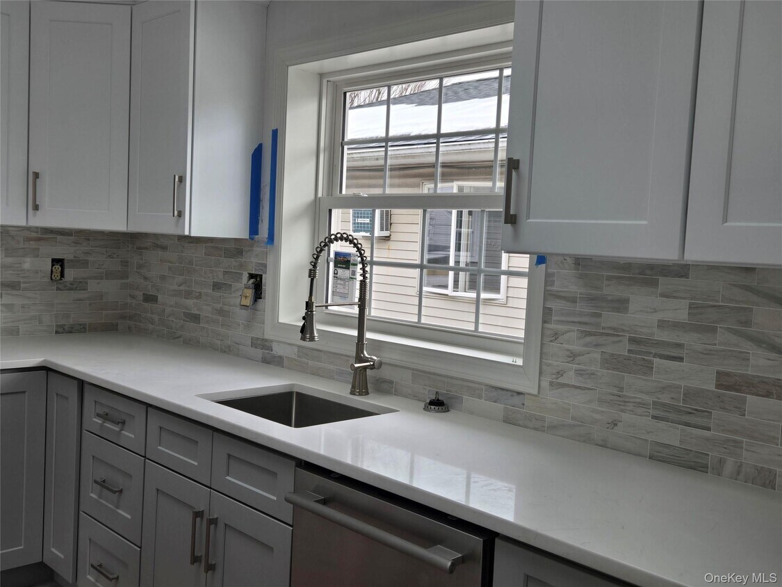 Building Photo - 451 E Pine St